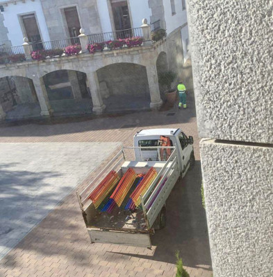 Galapagar retira los bancos por estar pintados con la bandera LGTBI.jpeg