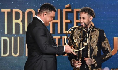 Neymar torero con Ronaldo Nazario premio mejor jugador liga francesa.jpg