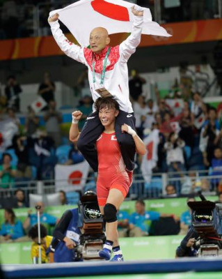 Eri Tosaka lleva a hombros a su entrenador.jpeg