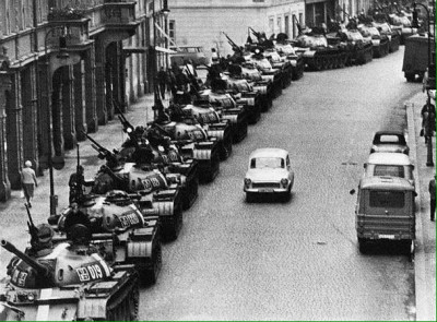 Carros de combate contra el socialismo con rostro humano Praga 1968.jpg