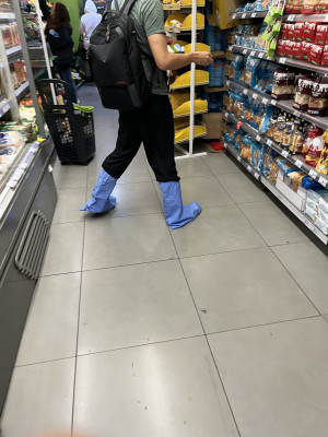 Madrid con un madrileño preparado para inundaciones.jpeg