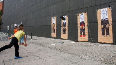 Pamplona extremistas implican a los niños en actividades violentas contra el rey.jpeg