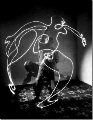 Gjon Mili Picasso con luz.jpg