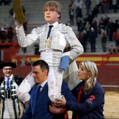 Sánchez saca a hombros a Puigdemont.jpeg