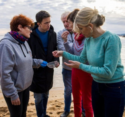 Errejon y Yolanda observan UN pellet.jpeg