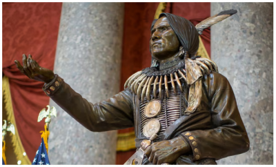 Estatua del jefe Ponca Oso Erguido en el Capitolio de Washington.png