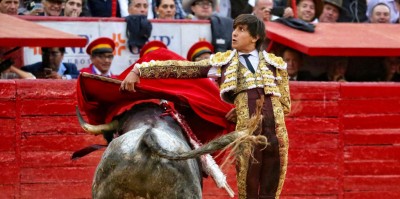 Roca Rey brazo y mano con mando.jpg