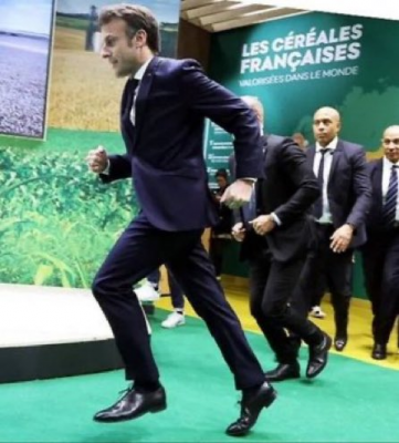 Macron sale por piernas.png