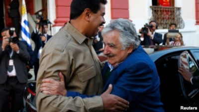 Abrazo entre Mújica y Maduro.jpeg