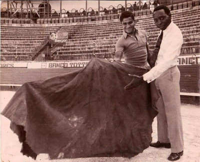 Chibanga y Eusebio en la plaza de toros de Lisboa.jpg