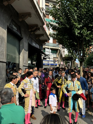 Novilleros por las calles de Bilbao.jpg