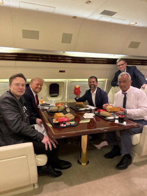 Trump y Trump Jr; Elon Musk y RFK Jr. con sus packs de McDonald’s.jpg