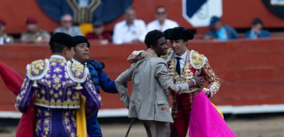 Roca Rey abraza al novillero El Pantera en su salto espontáneo al ruedo.jpg