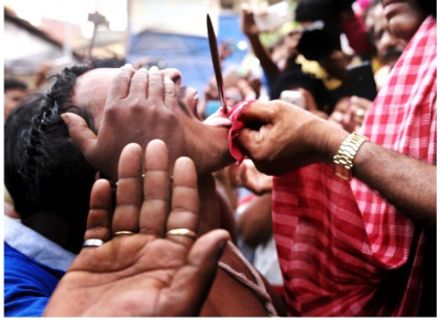 Gajan, el festival religioso hindú de las perforaciones corporales.jpg