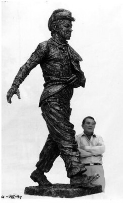 Humberto Peraza e hijo a Cantinflas.jpg