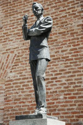Humberto Peraza Estatua en Madrid a Agustin Lara.png