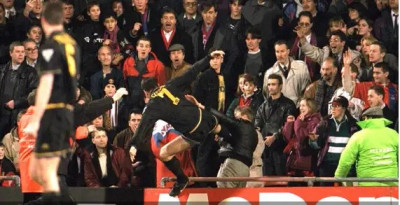 Patadón de Cantona a un aficionado inglés.jpg