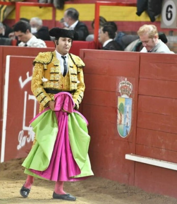 Morante con un capote verde pistacho.jpg