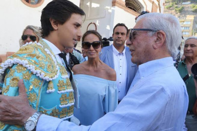 Mario Vargas Llosa con Roca Rey.jpg