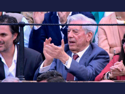 Mario Vargas Llosa en plaza.jpg