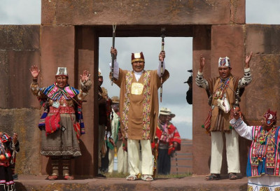 Evo Morales con sus disfraces.jpg