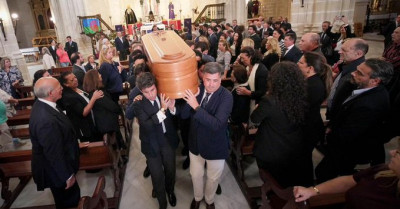 Sacan a hombros el féretro Funeral Rafael de Paula.jpg
