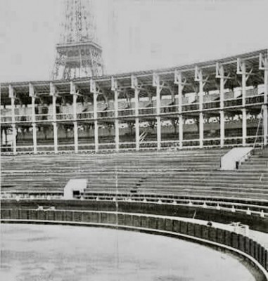 6 Nov Plaza de toros al fondo la torre Eiffel.jpeg