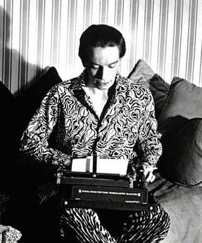 Kenneth Peacock Tynan Su máquina de escribir.jpg