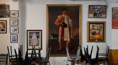 Retratos y fotografías de Morante en un bar local que lleva su nombre.jpg