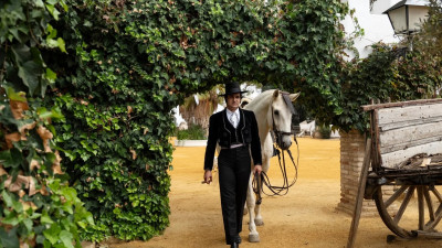 Morante y su caballo, Prayer, en su finca ribereña de La Puebla del Río.jpg