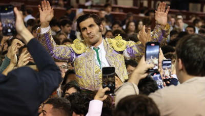 Aficionados levantando en hombros a Morante tras su corrida en Las Ventas en Madrid.jpg