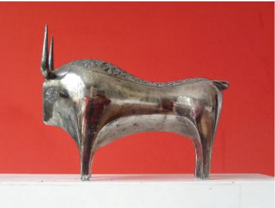 Toro en aluminio plateado de José Luis Sánchez Fernández.JPG