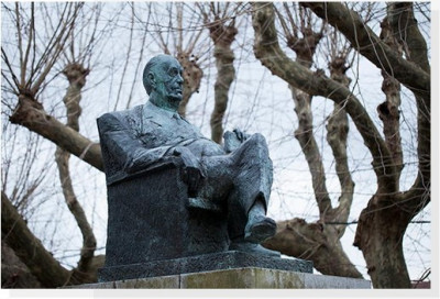 Camilo José Cela Estatua en Padrón.jpg