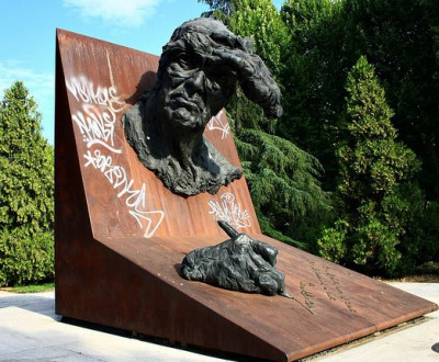 Camilo José Cela Estatua en Madrid.jpg