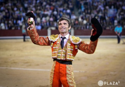 Fernando Robleño corta una oreja en Las Ventas.jpg