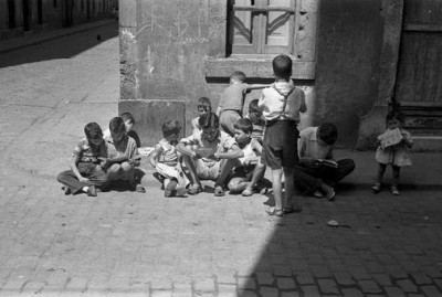 Mercado de cromos entre la chiquillería, Leopoldo Pomés.jpg