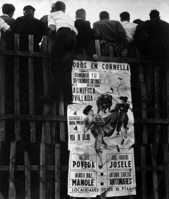 Cartel y Público en la  plaza de toros de Cornellá, Barcelona.jpeg