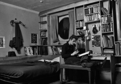 James dean en su estudio ensaya la flauta.jpg