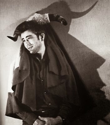 James Dean en su apartamento con su capa y la cornamenta.jpg