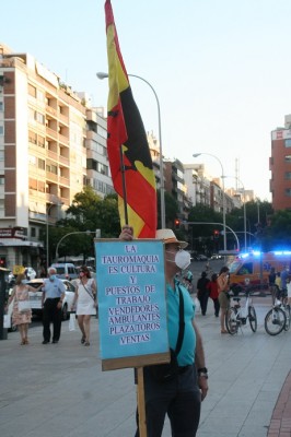 Y los vendedores ambulantes que viajan por las ferias también acuden al paseo.jpg