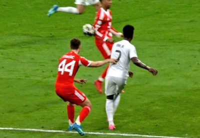 Mano previa gol del Bayern.jpg