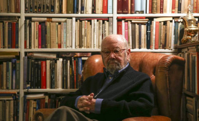 Caballero Bonald rodeado de libros.jpg