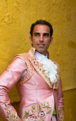 Salvador Cortes Traje de luces para qué plaza.jpg