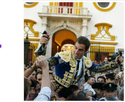 Salvador Cortes triunfador en Sevilla.jpg