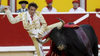 Salvador Cortés voltereta sanfermines 2009 Luis Bolívar y Miguel Tendero.jpg