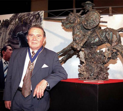 Humberto Peraza y una pieza escultórica.jpg
