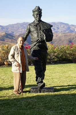 Humberto Peraza junto a la estatua a Mario Moreno Cantinflas, realizada junto a su hijo H P Ávila.jpg