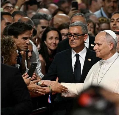 El Papa León XIV saludando al torero Gonzalo Caballero.jpg