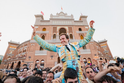 Román Collado puerta grande.jpg