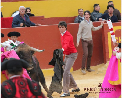 Roca Rey quite en Chota Perú con la chaqueta.jpg
